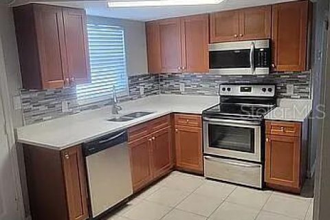House in Port Richey, Florida 2 bedrooms, 82.13 sq.m. № 2155715 - photo 3