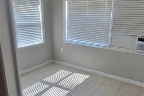 House in Port Richey, Florida 2 bedrooms, 82.13 sq.m. № 2155715 - photo 8