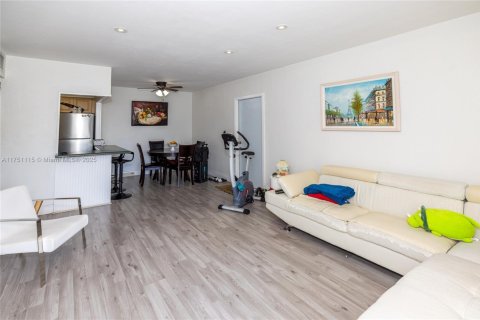 Condominio en venta en Miami, Florida, 2 dormitorios, 78.04 m2 № 1859905 - foto 2
