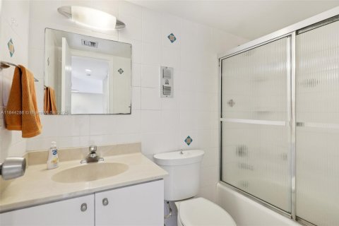 Купить кондоминиум в Майами, Флорида 2 спальни, 108.32м2, № 1889951 - фото 15