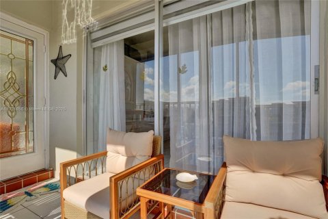 Condo in Hallandale Beach, Florida, 1 bedroom  № 2035181 - photo 24