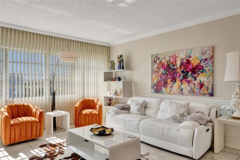Condo in Hallandale Beach, Florida, 1 bedroom  № 2035181 - photo 2