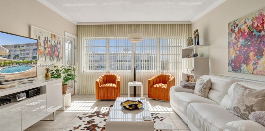Condo in Hallandale Beach, Florida, 1 bedroom  № 2035181
