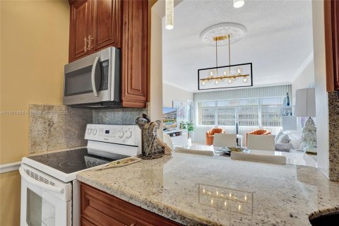 Condo in Hallandale Beach, Florida, 1 bedroom  № 2035181 - photo 17