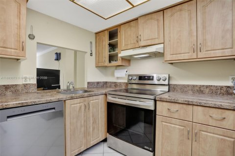 Condo in Oakland Park, Florida, 2 bedrooms  № 1945342 - photo 5