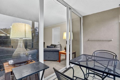 Condo in Oakland Park, Florida, 2 bedrooms  № 1945342 - photo 16