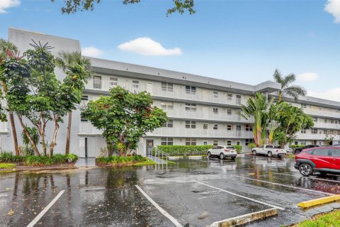 Condo in Oakland Park, Florida, 2 bedrooms  № 1945342 - photo 1