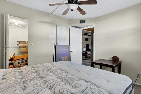 Condo in Oakland Park, Florida, 2 bedrooms  № 1945342 - photo 9
