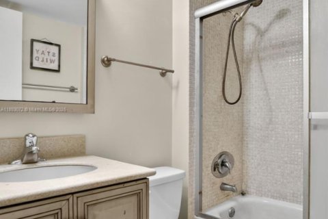 Condo in Oakland Park, Florida, 2 bedrooms  № 1945342 - photo 21