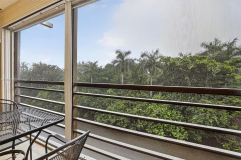 Condo in Oakland Park, Florida, 2 bedrooms  № 1945342 - photo 15