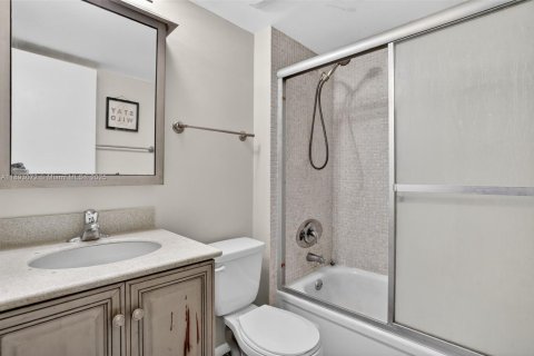 Condo in Oakland Park, Florida, 2 bedrooms  № 1945342 - photo 20