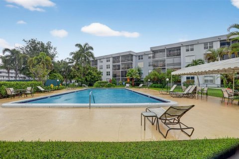 Condo in Oakland Park, Florida, 2 bedrooms  № 1945342 - photo 23