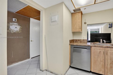 Condo in Oakland Park, Florida, 2 bedrooms  № 1945342 - photo 6