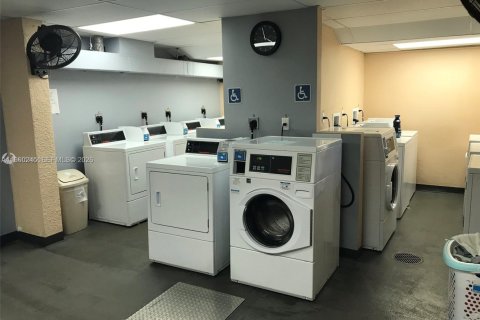 Condominio en venta en Hallandale Beach, Florida, 3 dormitorios, 128.11 m2 № 2020149 - foto 30