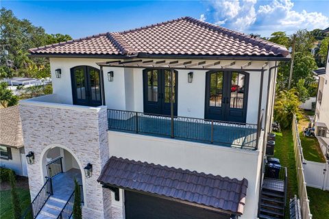 House in Tampa, Florida 4 bedrooms, 374.4 sq.m. № 2199899 - photo 3