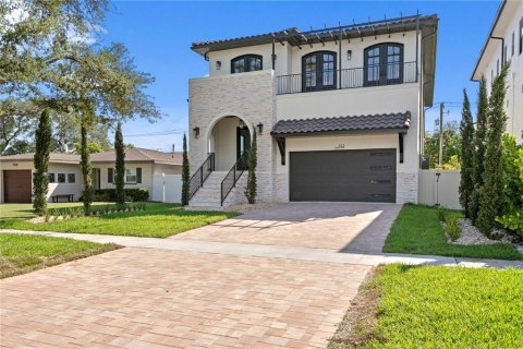 House in Tampa, Florida 4 bedrooms, 374.4 sq.m. № 2199899