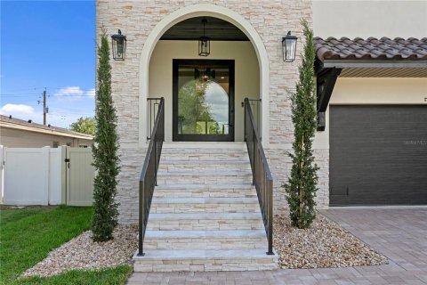 House in Tampa, Florida 4 bedrooms, 374.4 sq.m. № 2199899 - photo 5