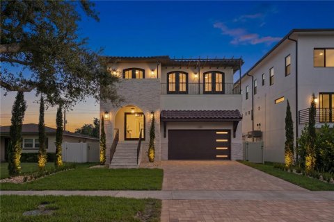 House in Tampa, Florida 4 bedrooms, 374.4 sq.m. № 2199899 - photo 4