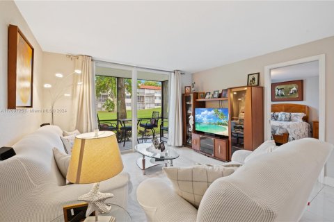 Condo in Pembroke Pines, Florida, 2 bedrooms № 2088742 - photo 10