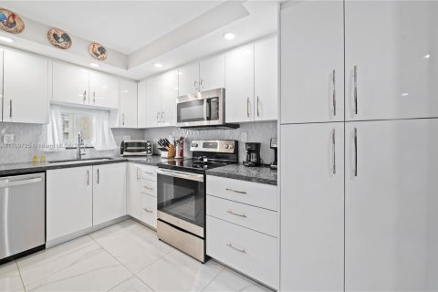 Condo in Pembroke Pines, Florida, 2 bedrooms № 2088742 - photo 5