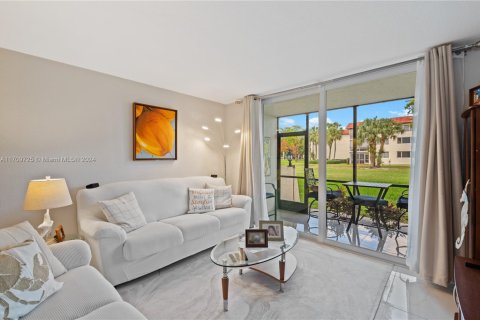 Condo in Pembroke Pines, Florida, 2 bedrooms № 2088742 - photo 11