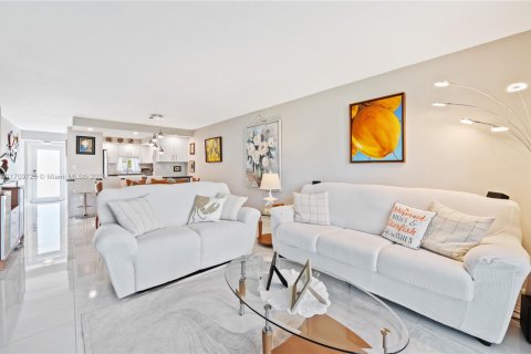 Condo in Pembroke Pines, Florida, 2 bedrooms № 2088742 - photo 13