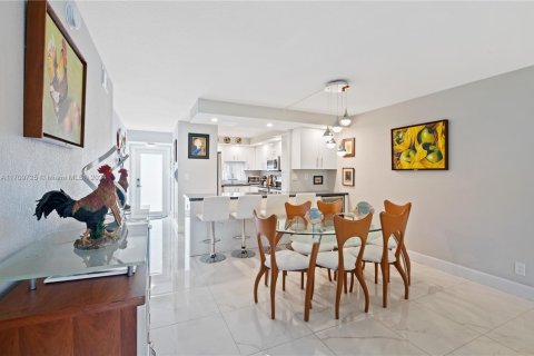 Condo in Pembroke Pines, Florida, 2 bedrooms № 2088742 - photo 14