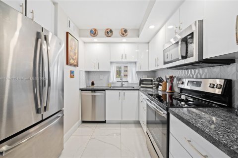 Condo in Pembroke Pines, Florida, 2 bedrooms № 2088742 - photo 6
