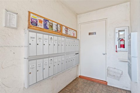 Condo in Pembroke Pines, Florida, 2 bedrooms № 2088742 - photo 24