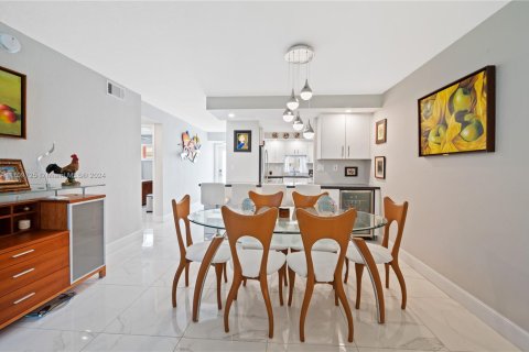 Condo in Pembroke Pines, Florida, 2 bedrooms № 2088742 - photo 15