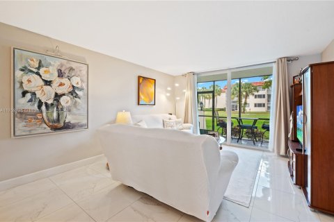 Condo in Pembroke Pines, Florida, 2 bedrooms № 2088742 - photo 9