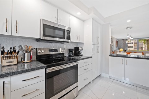 Condo in Pembroke Pines, Florida, 2 bedrooms № 2088742 - photo 7