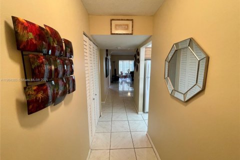 Condominio en alquiler en Lauderdale Lakes, Florida, 2 dormitorios, 94.85 m2 № 1956494 - foto 2