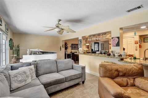 Villa ou maison à vendre à Pembroke Pines, Floride: 4 chambres, 168.34 m2 № 2053294 - photo 17