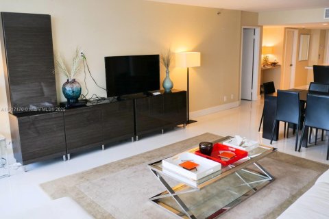 Condominio en alquiler en Miami, Florida, 4 dormitorios, 161.56 m2 № 1977093 - foto 4