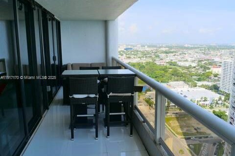 Condominio en alquiler en Miami, Florida, 4 dormitorios, 161.56 m2 № 1977093 - foto 25