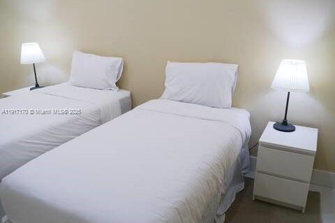 Condominio en alquiler en Miami, Florida, 4 dormitorios, 161.56 m2 № 1977093 - foto 27