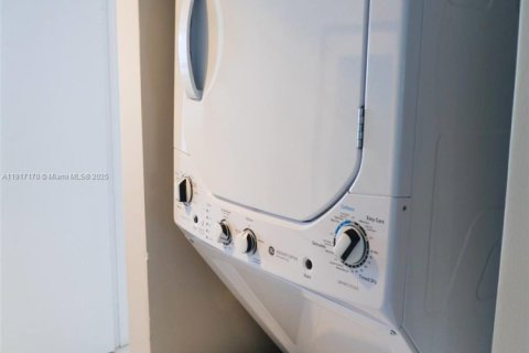 Condominio en alquiler en Miami, Florida, 4 dormitorios, 161.56 m2 № 1977093 - foto 15