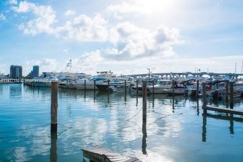 Condominio en alquiler en Miami, Florida, 4 dormitorios, 161.56 m2 № 1977093 - foto 23