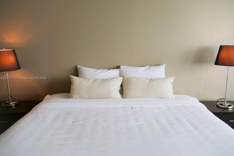 Condominio en alquiler en Miami, Florida, 4 dormitorios, 161.56 m2 № 1977093 - foto 11