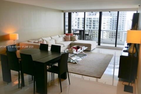 Condominio en alquiler en Miami, Florida, 4 dormitorios, 161.56 m2 № 1977093 - foto 20