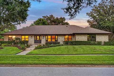 House in Maitland, Florida 4 bedrooms, 272.3 sq.m. № 2299848