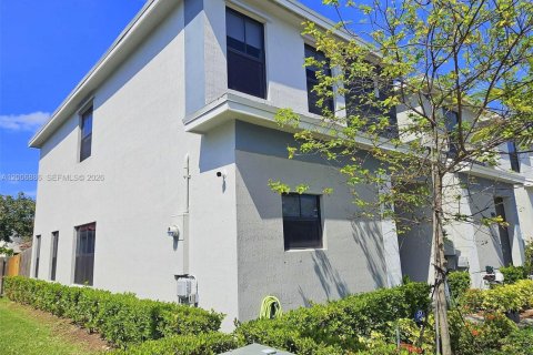 Townhouse in Florida City, Florida 3 bedrooms, 133.13 sq.m. № 2070684 - photo 2