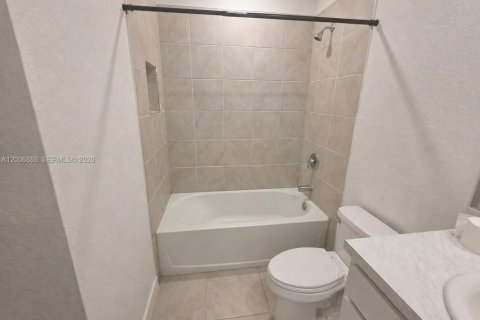 Townhouse in Florida City, Florida 3 bedrooms, 133.13 sq.m. № 2070684 - photo 6