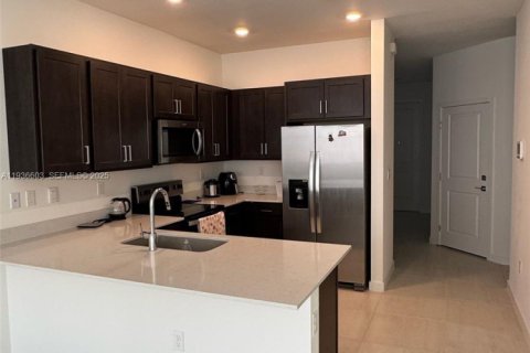 Townhouse in Homestead, Florida 3 bedrooms № 1994599 - photo 2