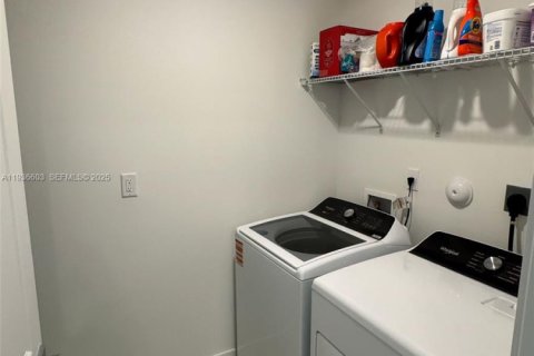 Townhouse in Homestead, Florida 3 bedrooms № 1994599 - photo 13