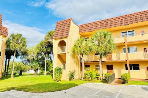Condo in Sunrise, Florida, 2 bedrooms  № 2027379 - photo 8