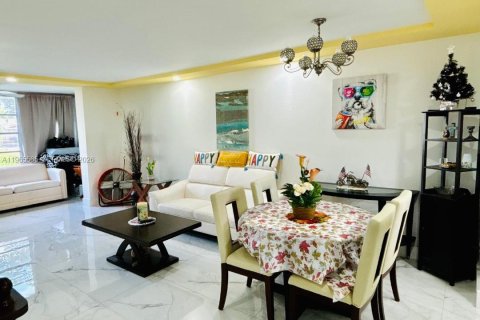 Condo in Sunrise, Florida, 2 bedrooms  № 2027379 - photo 2