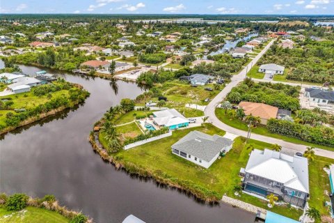 House in Port Charlotte, Florida 3 bedrooms, 173.36 sq.m. № 2394165 - photo 4