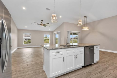 House in Port Charlotte, Florida 3 bedrooms, 173.36 sq.m. № 2394165 - photo 11
